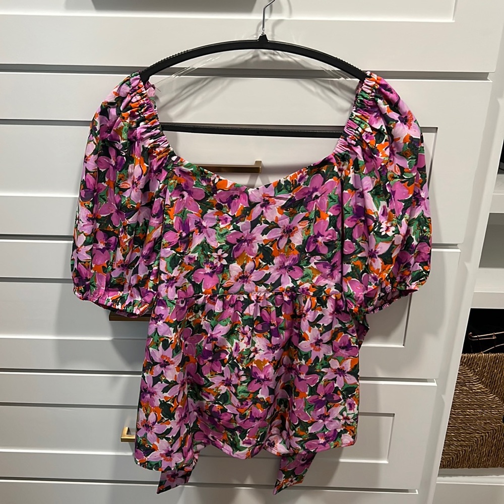 BRAND NEW WITH TAGS BOUTIQUE PUFF SLEEVE TOP